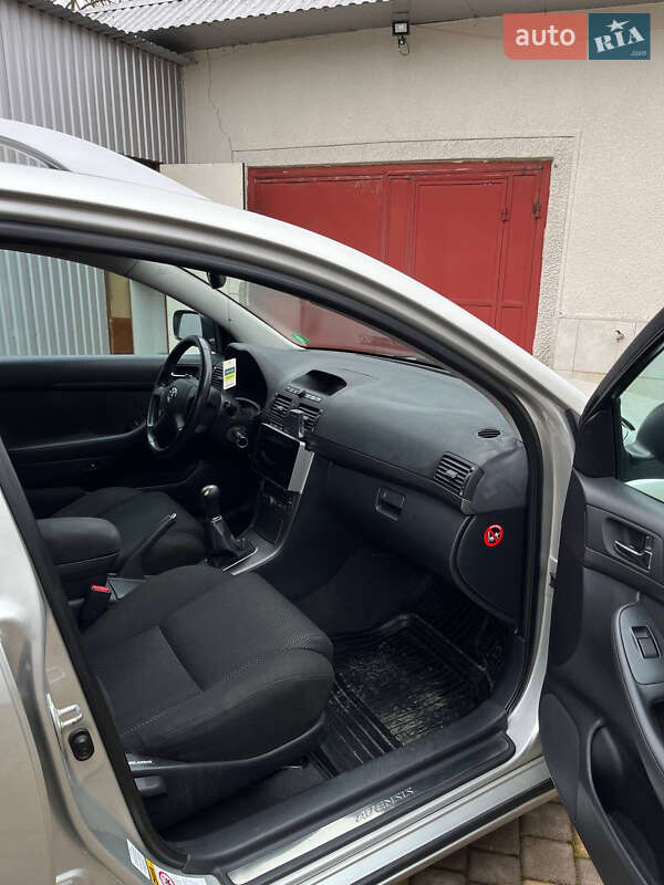 Универсал Toyota Avensis 2005 в Черновцах