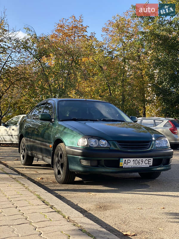 Седан Toyota Avensis 1999 в Запоріжжі