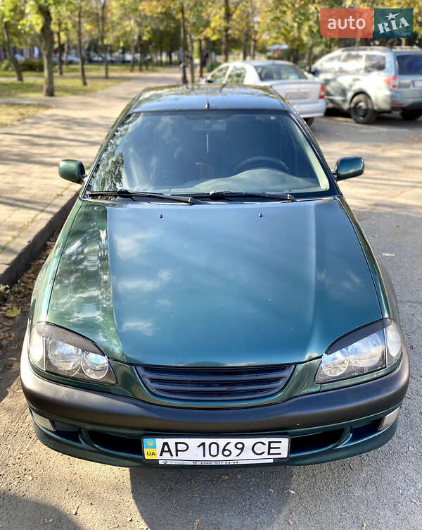 Седан Toyota Avensis 1999 в Запоріжжі