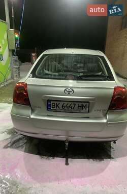 Ліфтбек Toyota Avensis 2005 в Рокитному