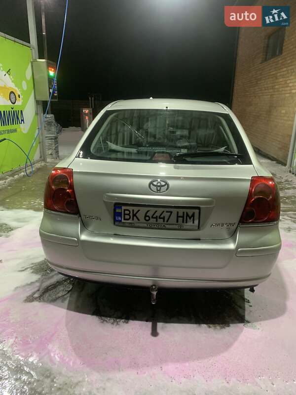 Ліфтбек Toyota Avensis 2005 в Рокитному