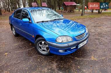 Седан Toyota Avensis 1999 в Млиніві