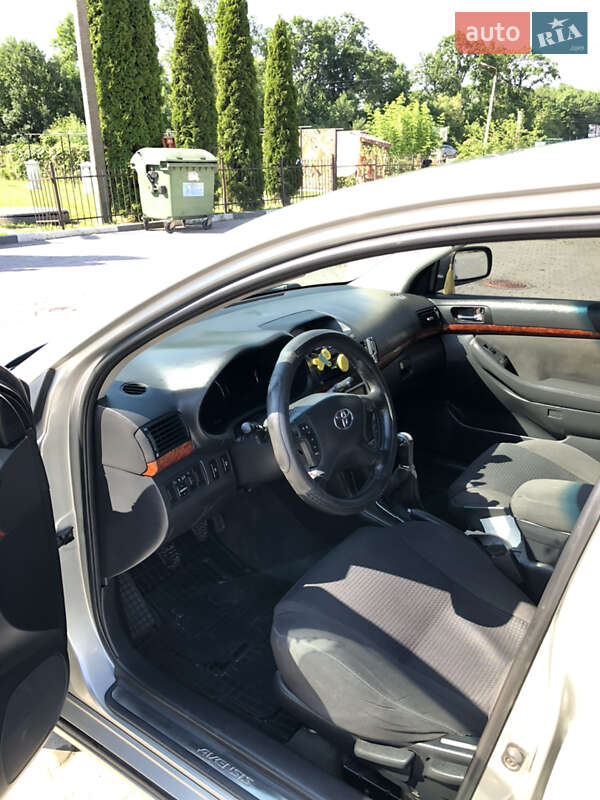 Седан Toyota Avensis 2005 в Черновцах