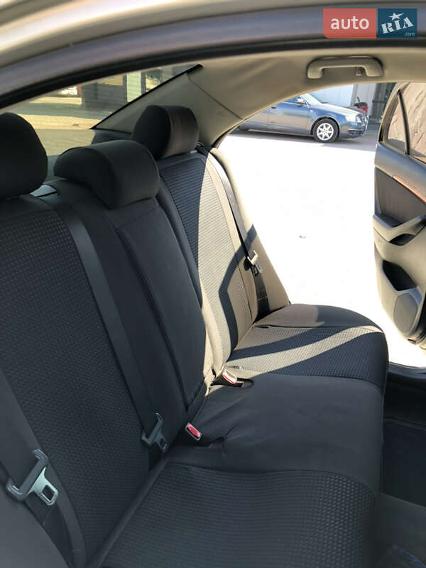 Седан Toyota Avensis 2005 в Черновцах