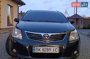 Універсал Toyota Avensis 2010 в Зарічному