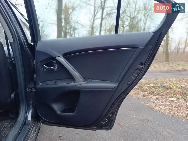 Седан Toyota Avensis 2014 в Каменке