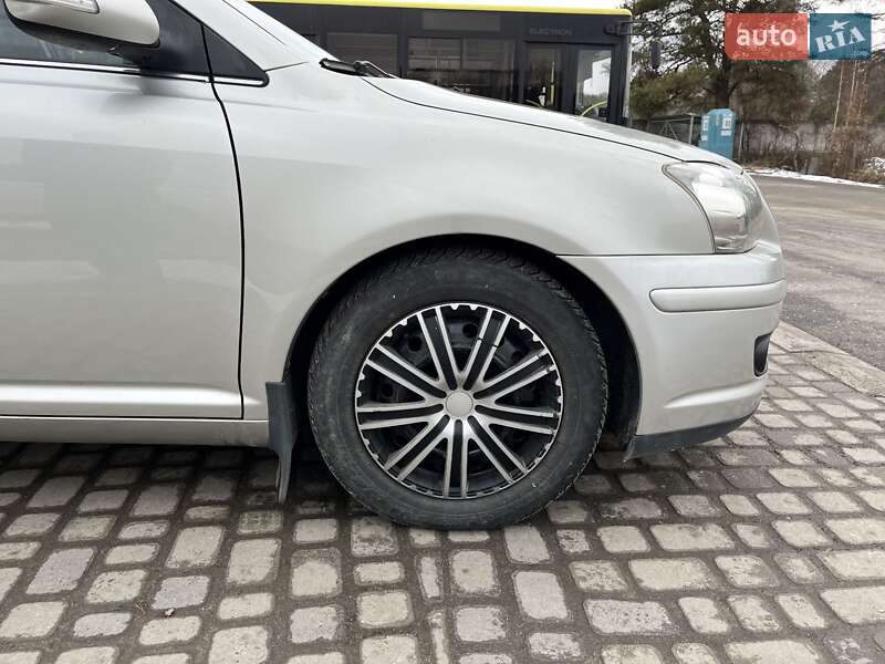 Седан Toyota Avensis 2006 в Львове