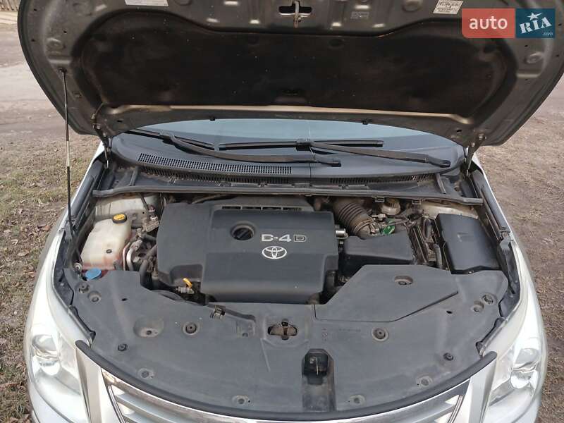Седан Toyota Avensis 2010 в Черкасах