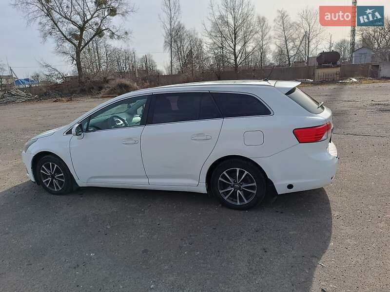 Универсал Toyota Avensis 2013 в Любешове