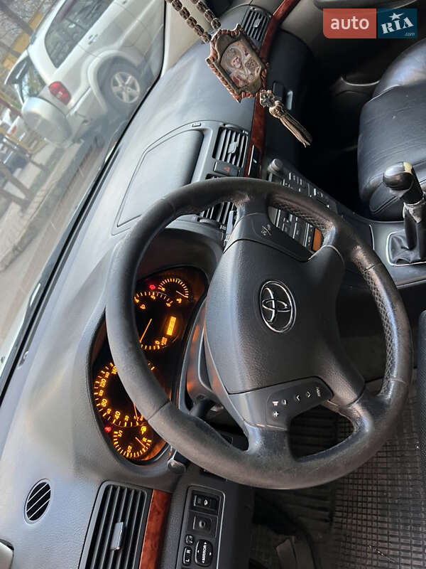 Седан Toyota Avensis 2005 в Одессе