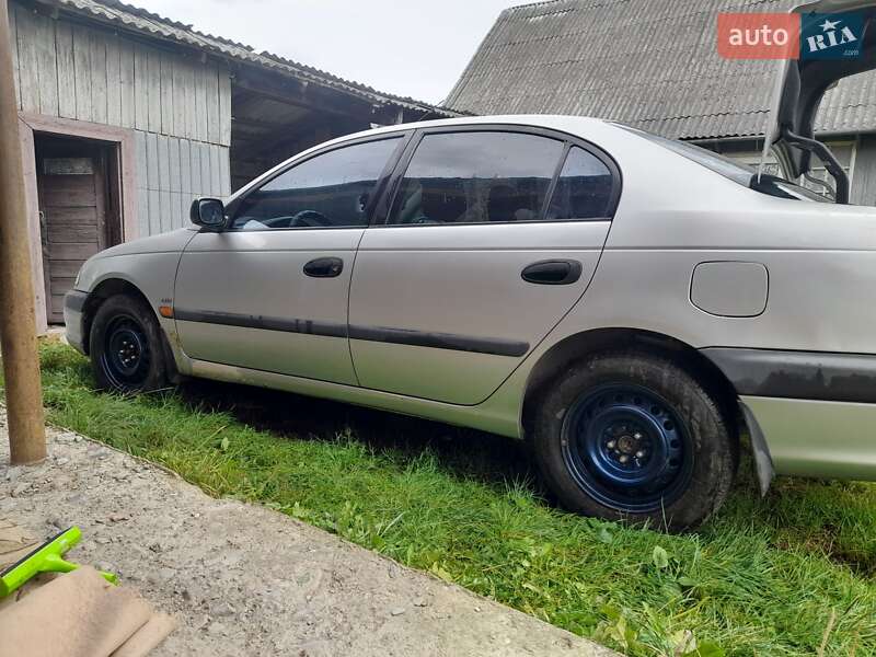 Седан Toyota Avensis 2002 в Яблуниці