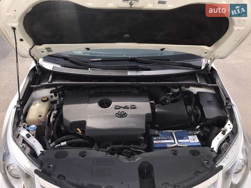 Універсал Toyota Avensis 2012 в Чернігові
