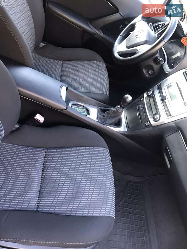 Універсал Toyota Avensis 2012 в Чернігові