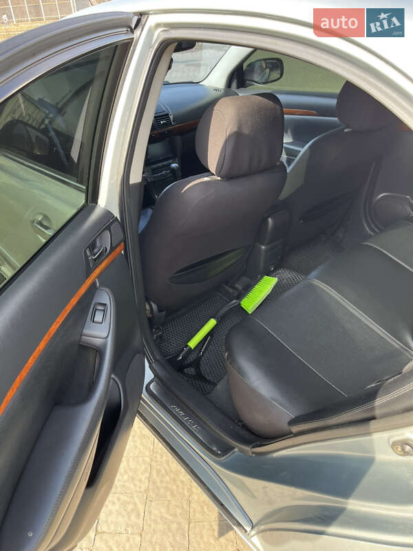 Седан Toyota Avensis 2008 в Ровно