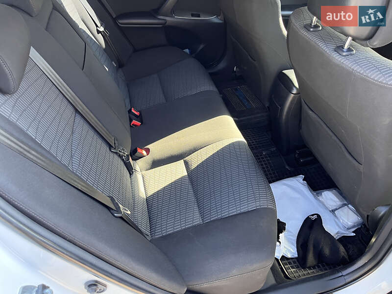 Седан Toyota Avensis 2011 в Кривому Розі