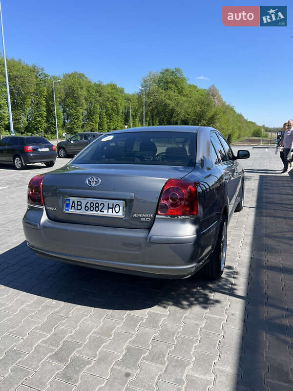 Седан Toyota Avensis 2004 в Виннице