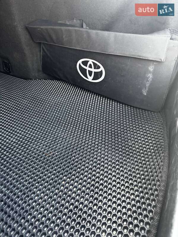 Седан Toyota Avensis 2009 в Стрые