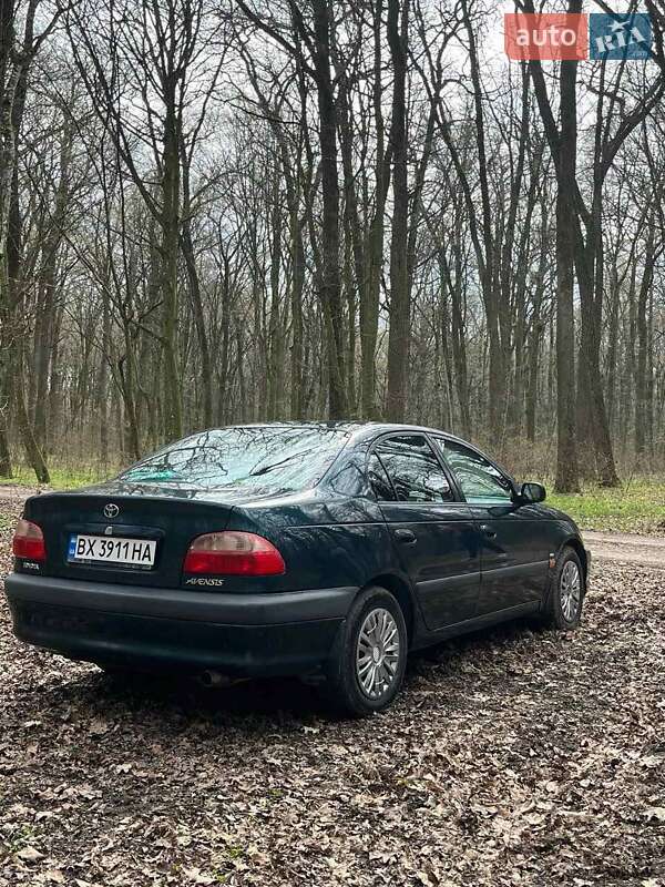 Седан Toyota Avensis 2001 в Джулинке