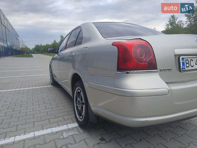 Седан Toyota Avensis 2004 в Львові