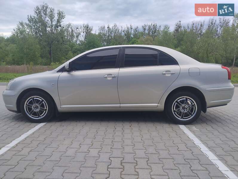 Седан Toyota Avensis 2004 в Львові