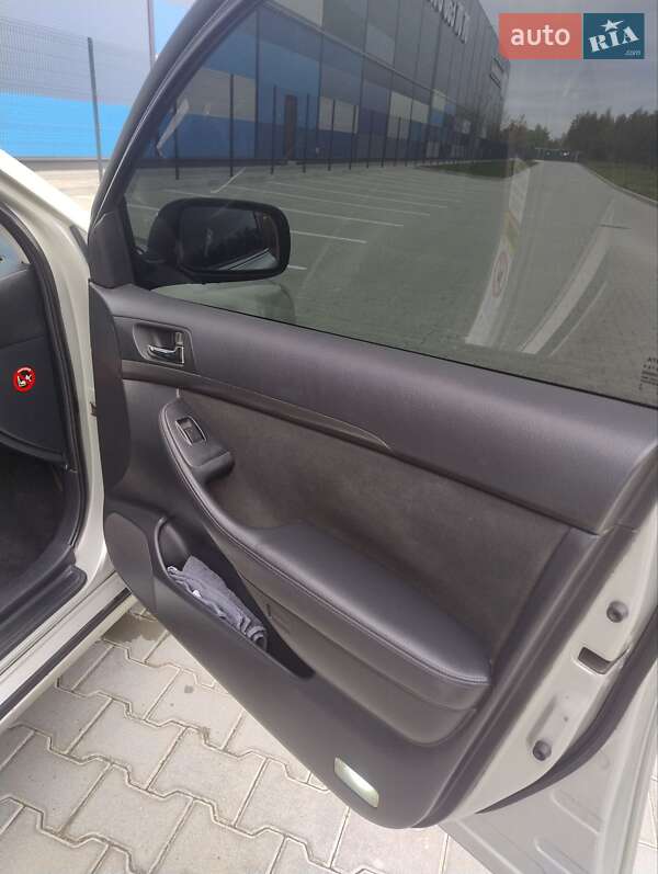 Седан Toyota Avensis 2004 в Львові