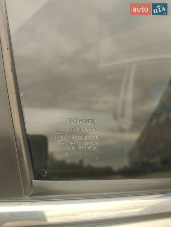 Седан Toyota Avensis 2004 в Львові