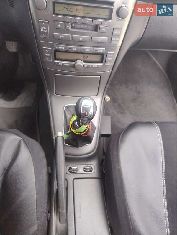 Седан Toyota Avensis 2004 в Львові