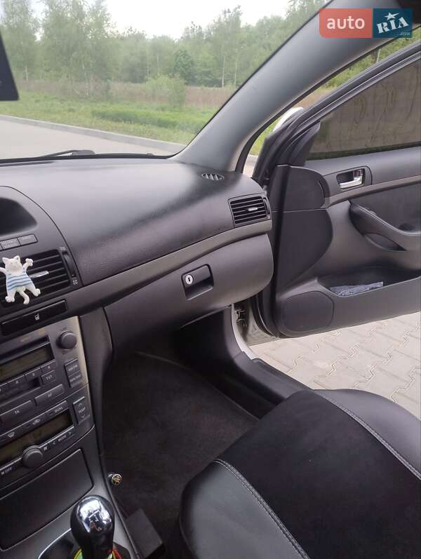 Седан Toyota Avensis 2004 в Львові
