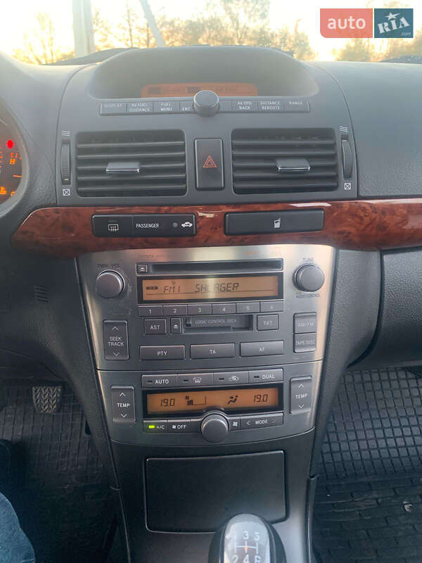 Лифтбек Toyota Avensis 2003 в Львове