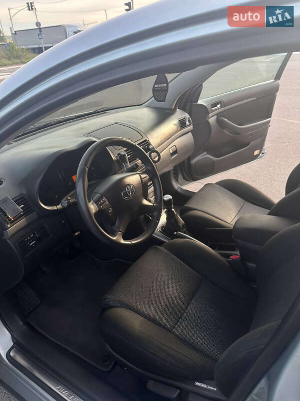 Седан Toyota Avensis 2008 в Луцке