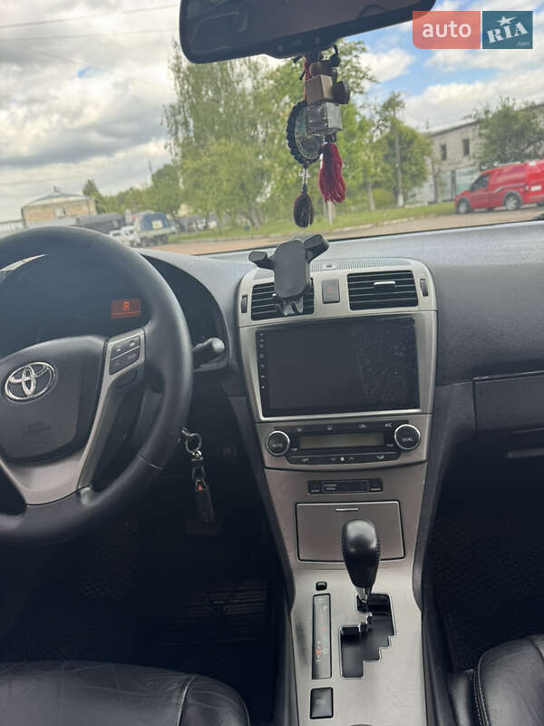 Седан Toyota Avensis 2011 в Чернигове