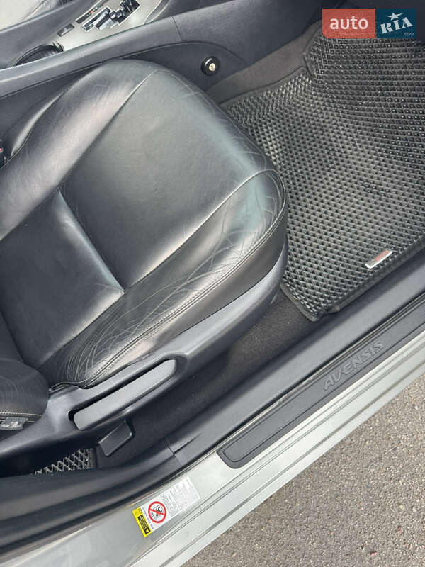 Седан Toyota Avensis 2011 в Чернигове