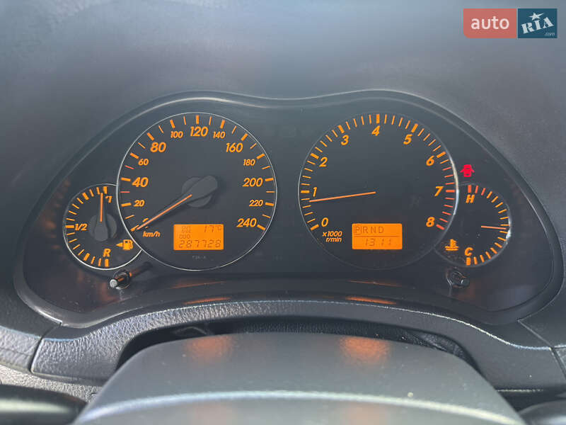 Седан Toyota Avensis 2004 в Черноморске