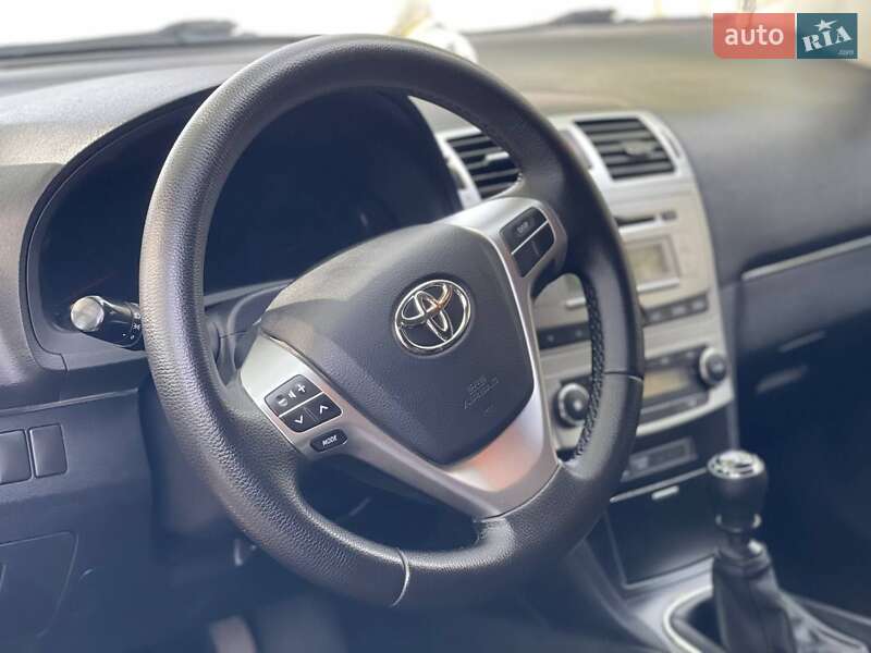 Седан Toyota Avensis 2012 в Кропивницком