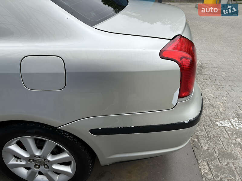 Седан Toyota Avensis 2004 в Львові