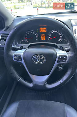 Седан Toyota Avensis 2012 в 