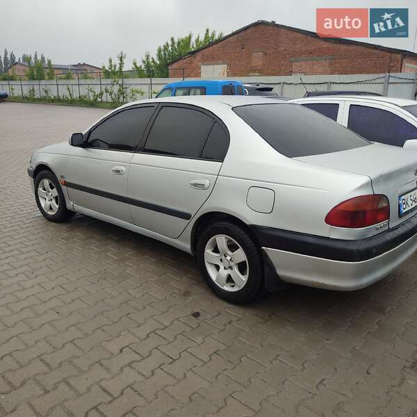 Седан Toyota Avensis 2000 в Ровно