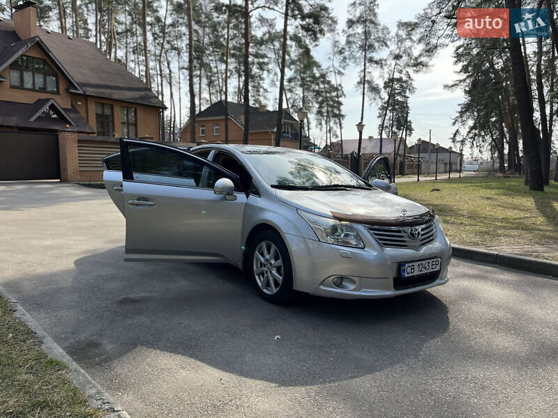 Седан Toyota Avensis 2012 в Чернігові