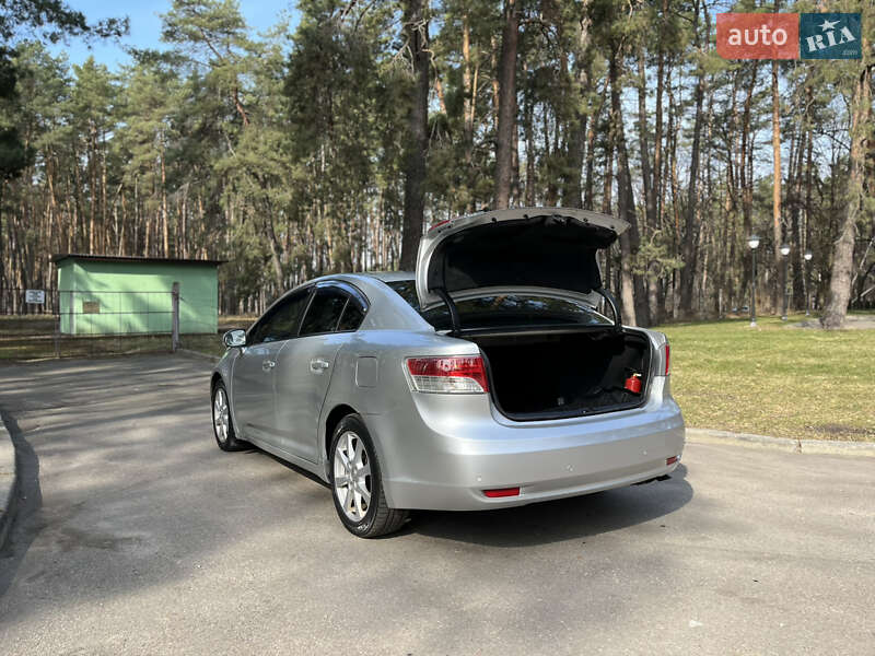 Седан Toyota Avensis 2012 в Чернігові