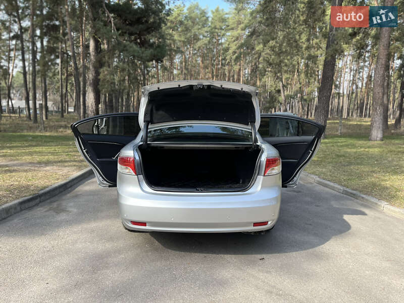 Седан Toyota Avensis 2012 в Чернігові