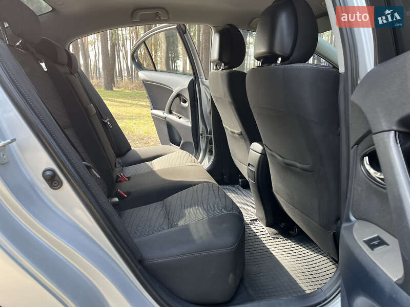 Седан Toyota Avensis 2012 в Чернігові