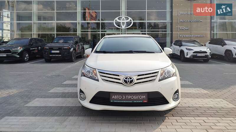 Седан Toyota Avensis 2014 в Киеве