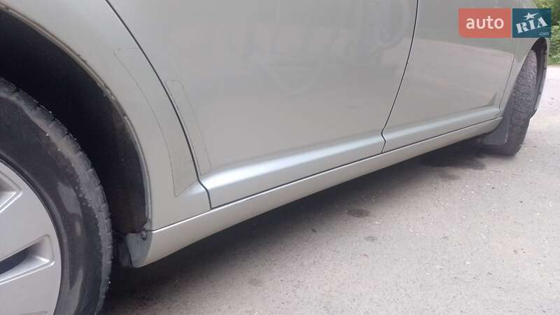 Седан Toyota Avensis 2004 в Бердичеве