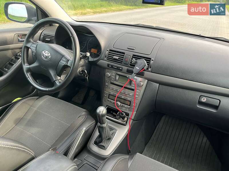 Седан Toyota Avensis 2006 в Львові
