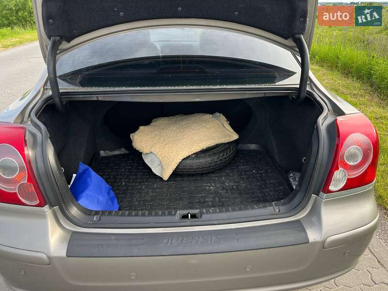 Седан Toyota Avensis 2006 в Львові