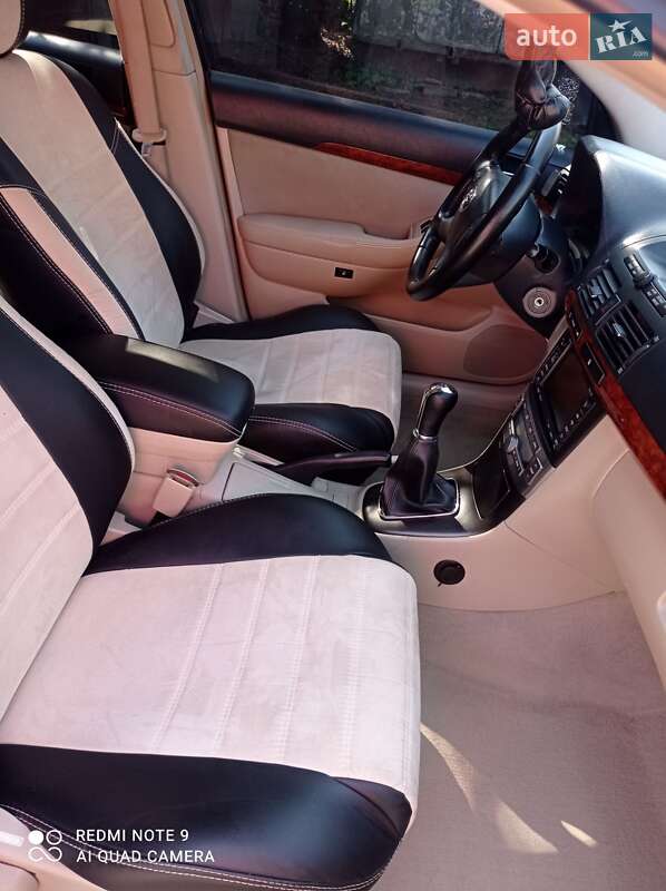 Универсал Toyota Avensis 2004 в Бориславе