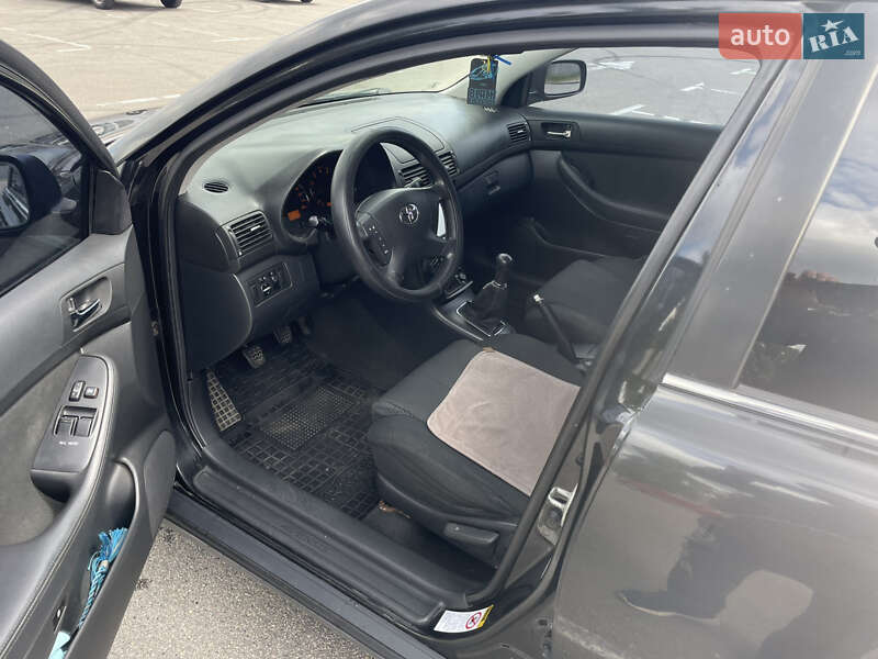 Седан Toyota Avensis 2004 в Киеве