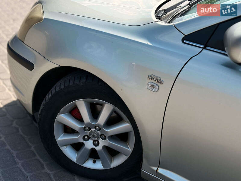 Седан Toyota Avensis 2004 в Львове