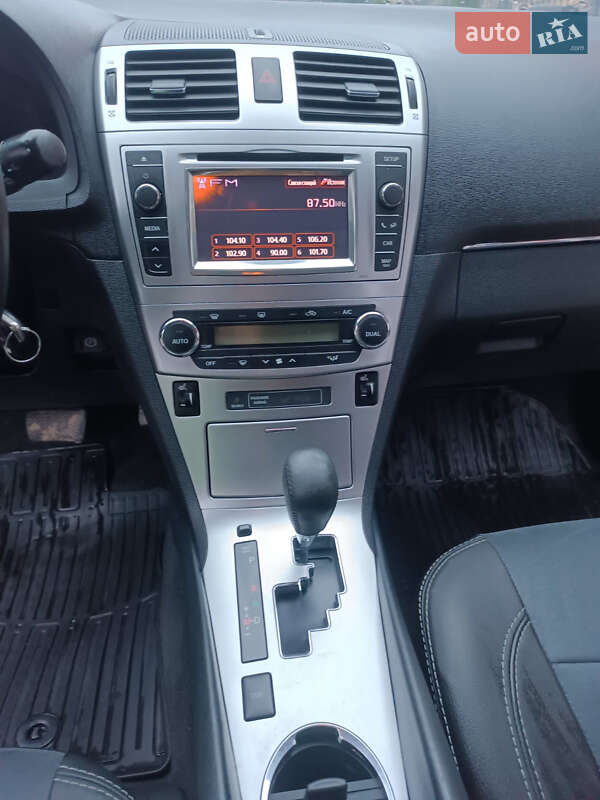 Універсал Toyota Avensis 2013 в Бережанах