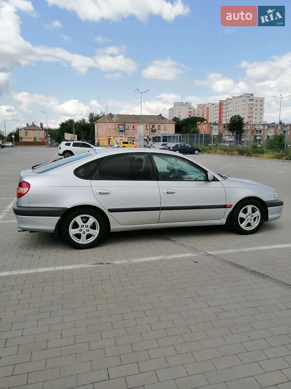 Лифтбек Toyota Avensis 2002 в Виннице